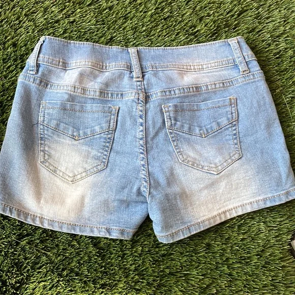 Embroided shorts - Picture 2 of 3